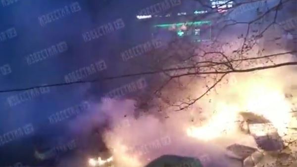 Очевидцы назвали предполагаемую причину пожара на парковке в Москве
