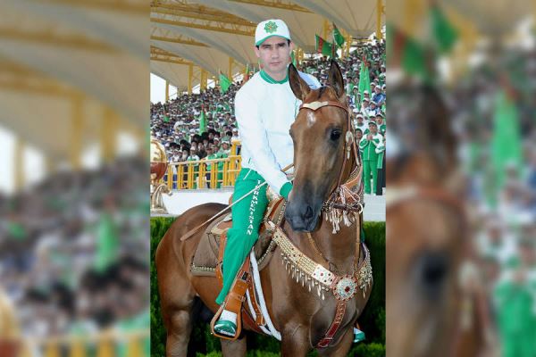Президенту Туркменистана подарили восемь новых коней 