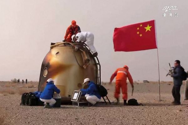   В Китае приземлилась спускаемая капсула "Шэньчжоу-13" с тремя космонавтами 