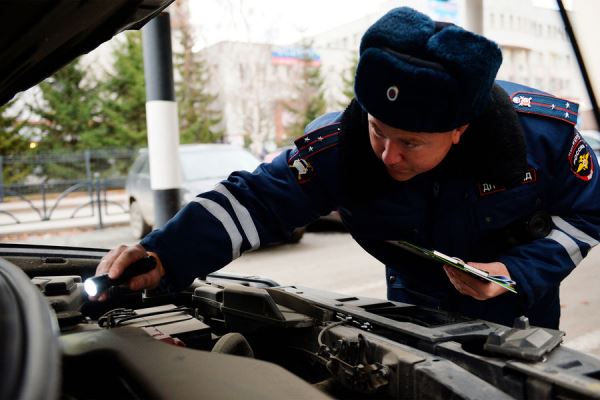 В МВД РФ напомнили о праве сотрудников ГИБДД проверить автомобиль при наличии техосмотра