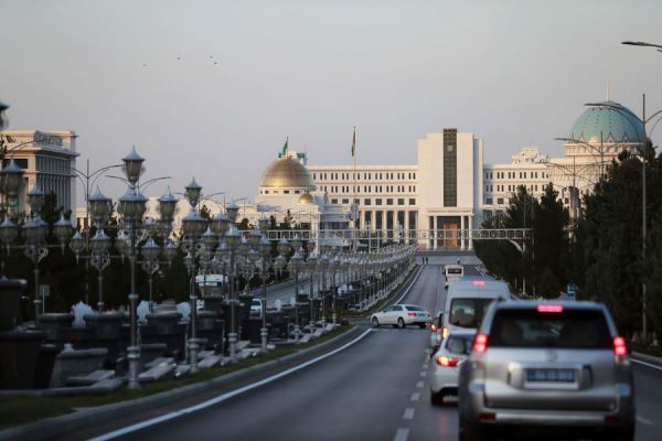 В Туркмении дорожная полиция проверяет маникюр у пассажирок автомобилей 