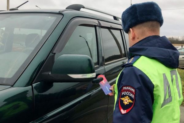 Сотрудника ГИБДД из Челябинска заподозрили в угоне машины и краже почти миллиона рублей