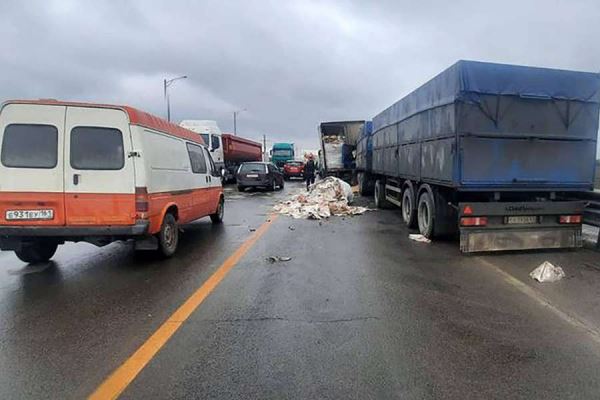 В Ростовской области грузовик собрал «гармошку» из семи автомобилей